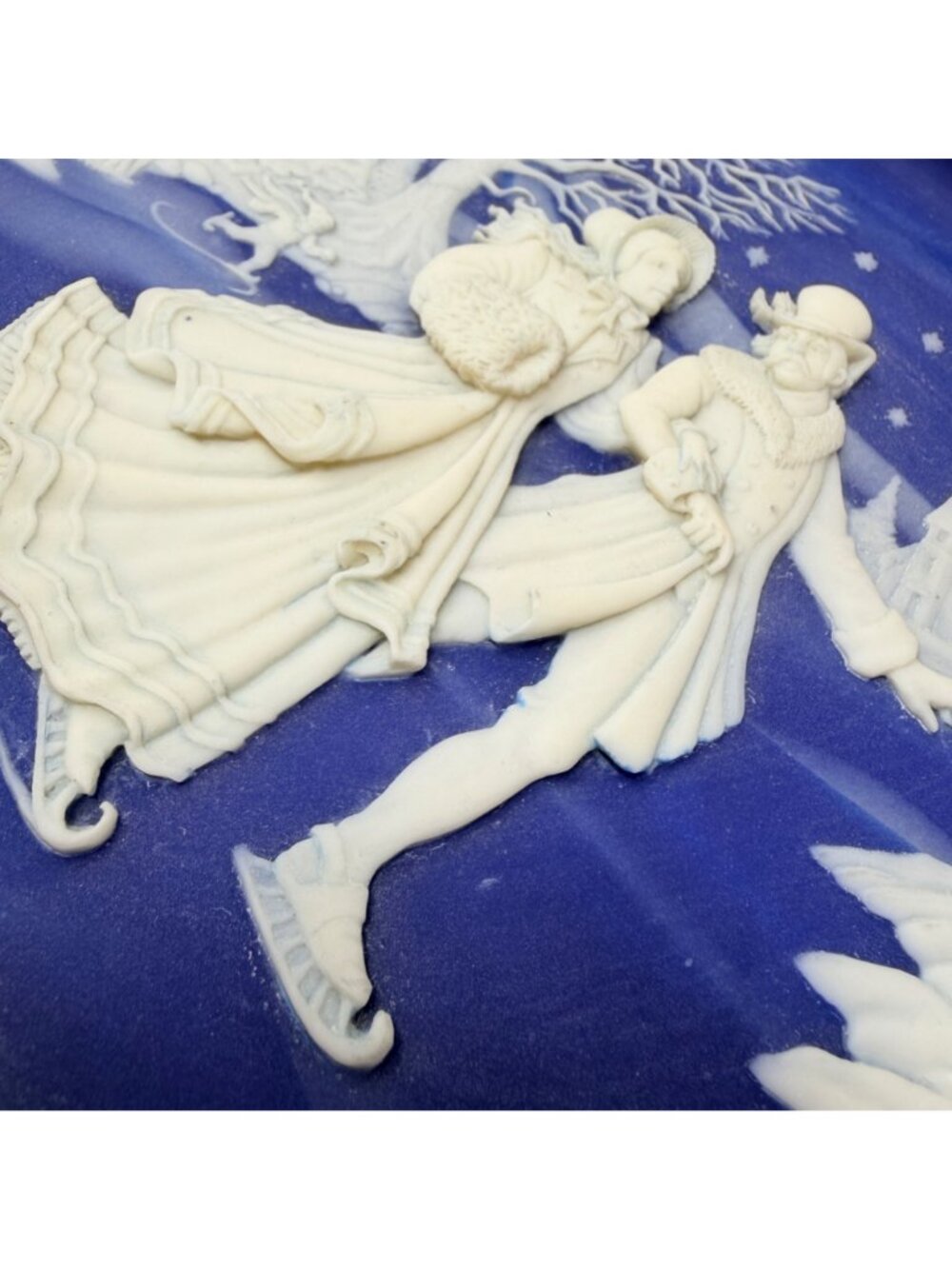 Incolay Christmas Cameo Collector Plate Sleigh Scene 1991 Skaters at Twilight - Picture 2 of 3